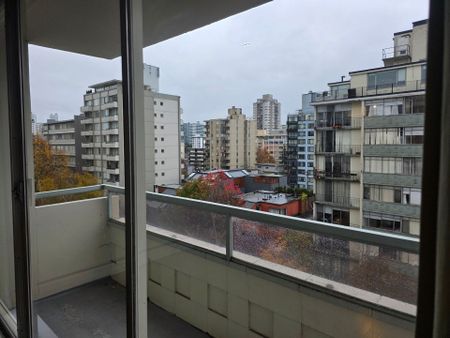 Bright Corner One-Bedroom with Southwest Views – Steps to the Stanley Park & the Seawall! - Photo 2