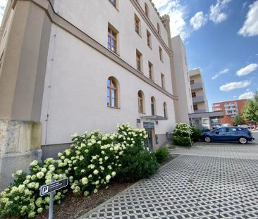 Příjemný byt s parkovacím stáním v Rezidenci Jičínská. - Photo 1