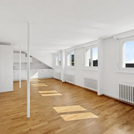 frisch sanierte Dachwohnung in ruhiger Liegenschaft - Photo 1