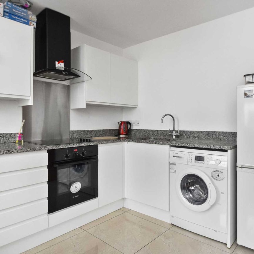 Price £400 pw - Available 01/01/2026 - Furnished - Photo 1