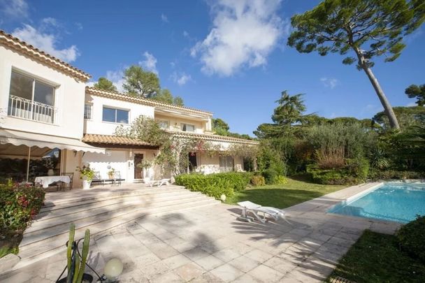 BELLE NEO PROVENÇALE DANS UN DOMAINE AVEC VUE MER - Photo 1