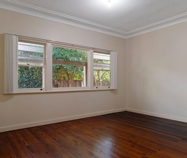 Charming 3-Bedroom Home in Ideal Location – Walk to Schools & Shops - Photo 4