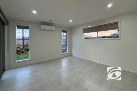 MODERN FAMILY HOME OFFERING COMFORT AND CONVENIENCE - Photo 3