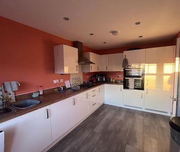 3 bedroom semi-detached house to rent - Photo 5