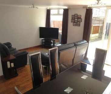 Okehampton Square, Romford, RM3 - Photo 4