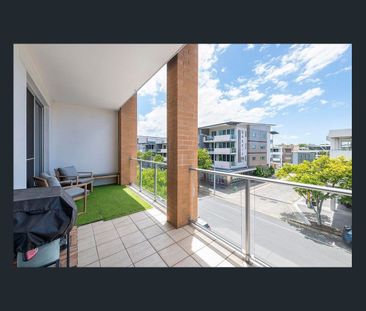 LIGHT, AIRY & RIGHT IN THE HEART OF VARSITY LAKES - Photo 3