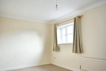 £1,300 PCM - Photo 2