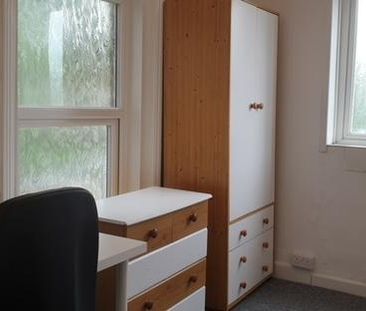 4 bedroom end of terrace house to rent - Photo 1