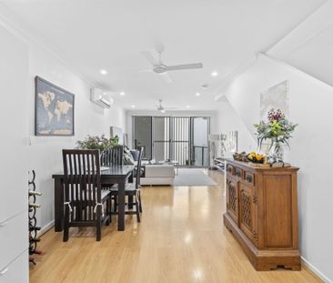 Elegant Waterfront Townhouse in the Heart of Emerald Lakes - Photo 2