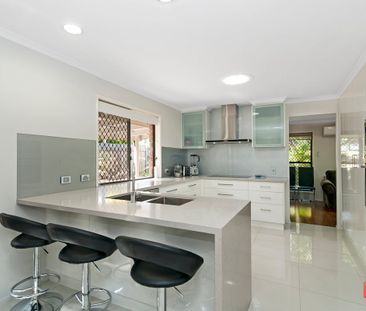 STUNNING 4 BEDROOM RESIDENCE IN PRIME LOCATION! - Photo 2