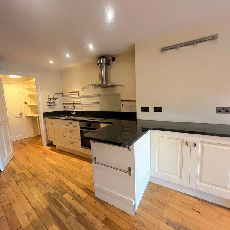4 bedroom semi-detached house to rent - Photo 1