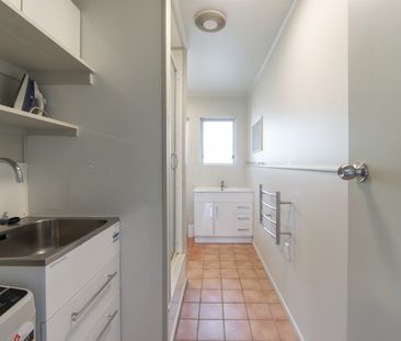 Two Bedroom Unit Close to City Centre - Photo 2