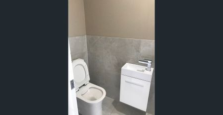 Luxuriously roomy 4 bedroom townhouse short distance from train station - Photo 4