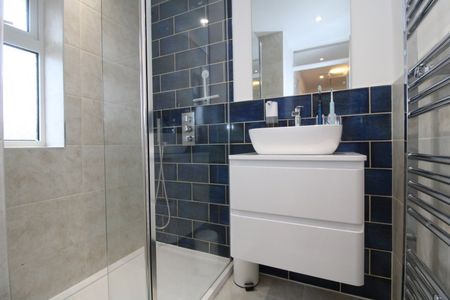 Broadwater Crescent, Stevenage, Hertfordshire - Photo 2