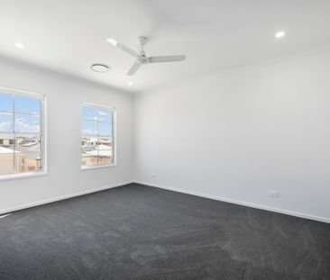 Large Family Home! - Photo 3