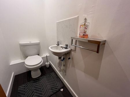 2 bedroom Flat To Let - Photo 5