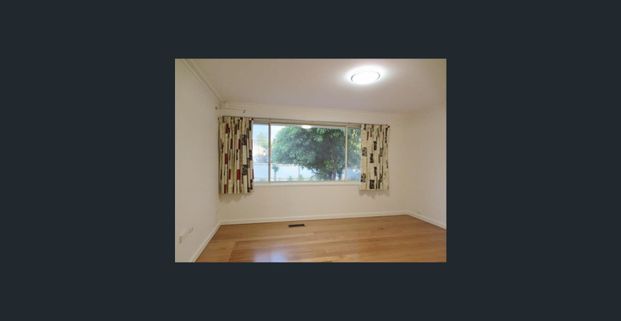 LIGHT FILLED 3 BEDROOM UNIT - LOCATED IN HEART OF MACLEOD - Photo 1