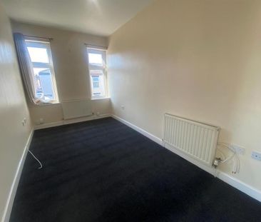 3 bedroom flat to rent - Photo 2