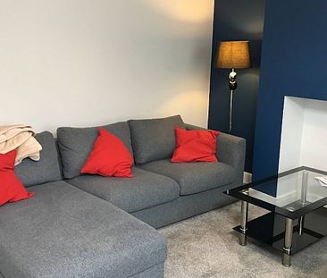 Fantastic 3 bedroom property with a HUGE bathroom! - Photo 4