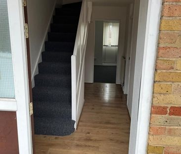 3 Bed Flat, St. John's Road, E16 - Photo 6