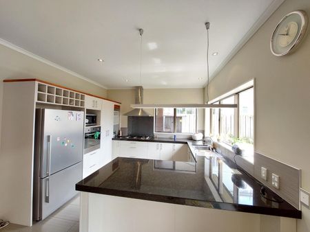 Family House In Henderson - Photo 3