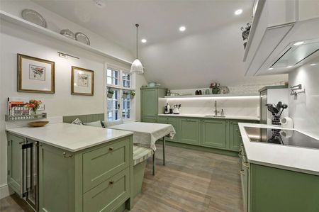 Elegant mid-terrace first and second floor maisonette in central Windsor with private ground floor entrance. - Photo 5