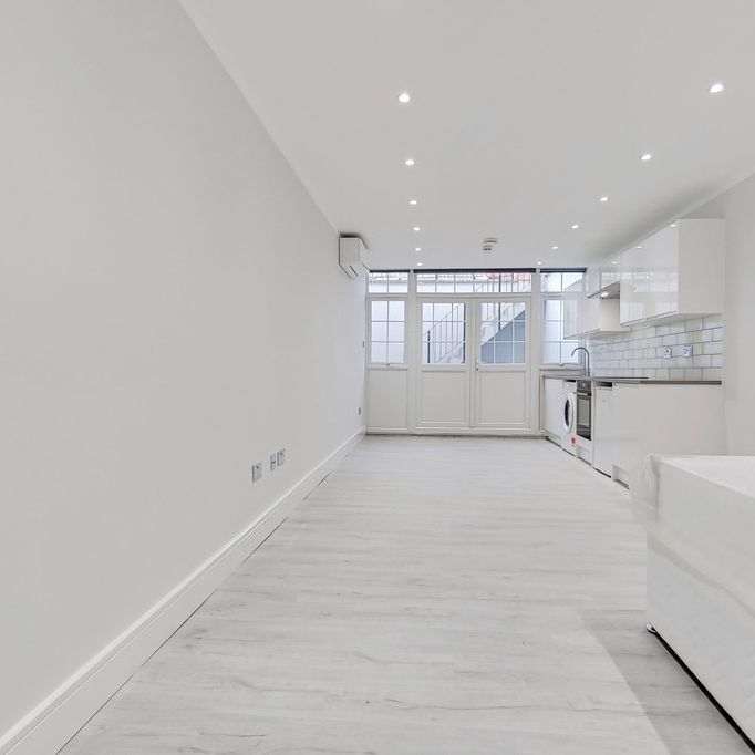 Ravenscroft Avenue, London, NW11 - Photo 1