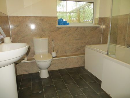 3 bed Bungalow - To Let - Photo 3
