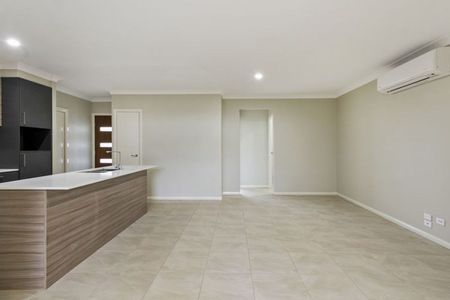 Large Open Plan Living - Close to CBD - Photo 3
