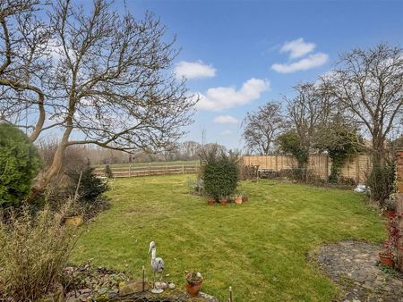 3 bedroom character property to rent - Photo 2