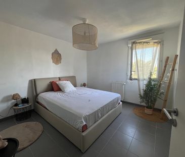 Location Appartement 3 pièces 56m² CHATEAUNEUF LES MARTIGUES 13220 - Photo 4