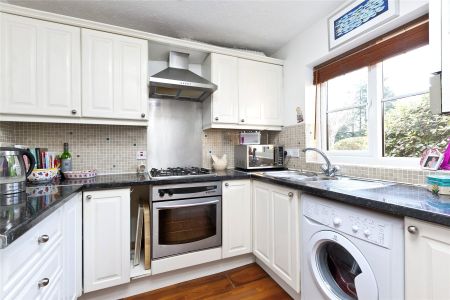 Wentworth Court, Waterside Close, Surbiton, Surrey, KT6 flat to rent - Photo 4