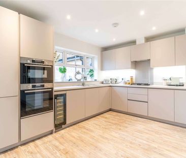 A beautifully presented three bedroom family home - Photo 1