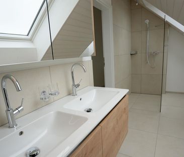 Grosse Dachwohnung an zentraler Lage mit Bergsicht, inkl. Garage - Photo 4