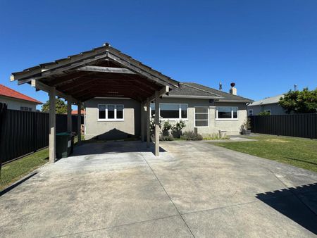 Well presented family home opposite St John's ... - Photo 4