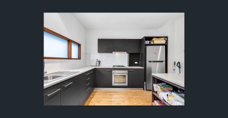 Trendy Near-New 3-Storey Townhouse in Prime City Location - Photo 4