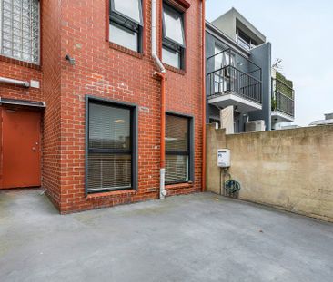 Superbly positioned in the city fringe (SPACIOUS VERSATILE RESIDENCE ) - Photo 4