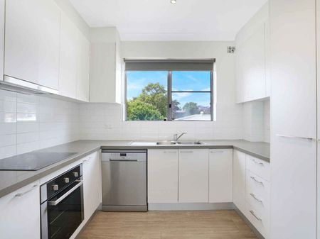 3 Bedroom apartment with Lock up Garage- 6 month lease - Photo 3