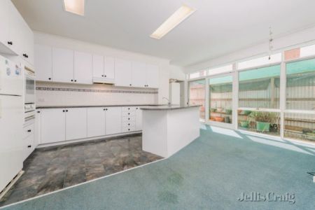 5 Bed, 2 Bath - Photo 5