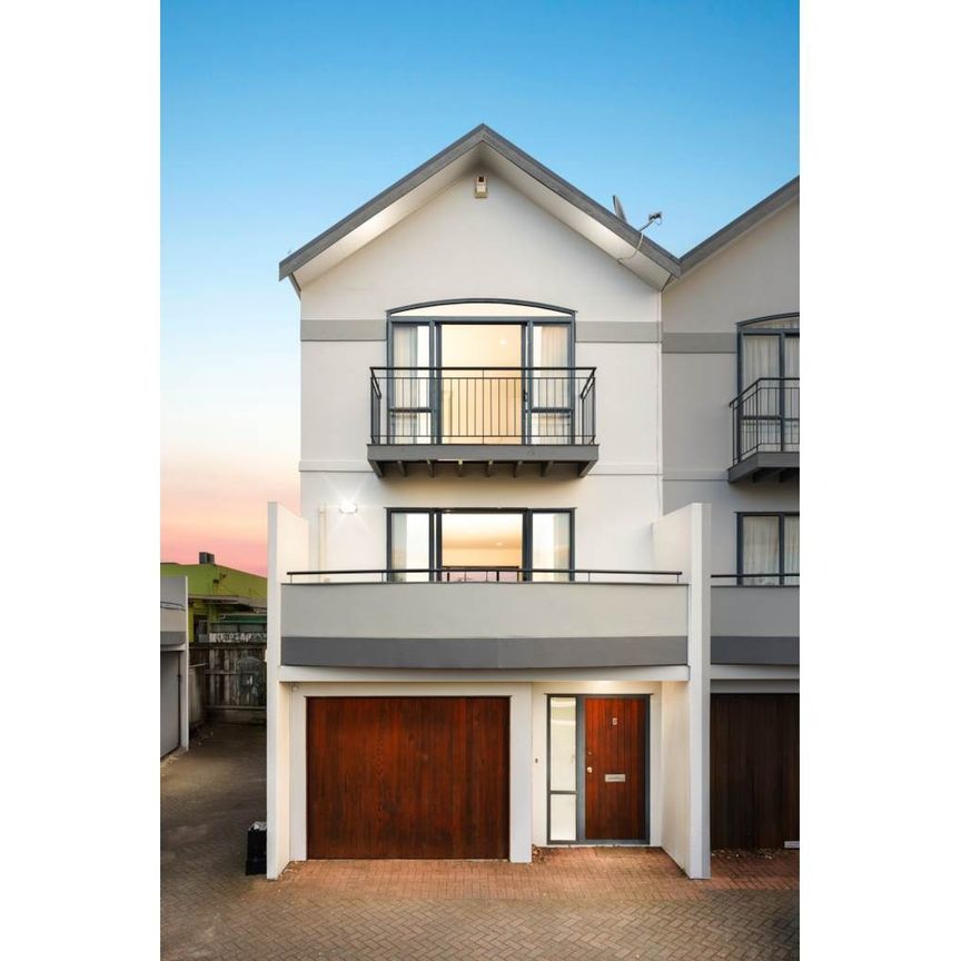 Spacious 3-Bedroom Townhouse with Double Balcony, Prime​ Location! - Photo 1