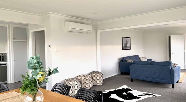 Fully Furnished Stylish Renovated Large Family Home in Prime Location! - Photo 1