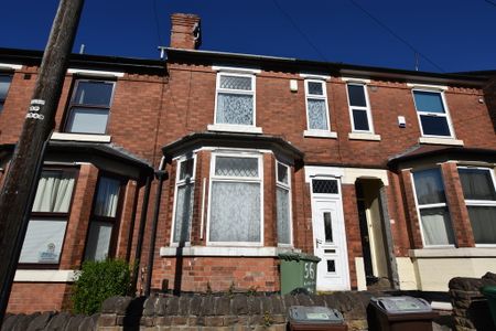 4 Bedroom Mid Terraced House - Photo 2