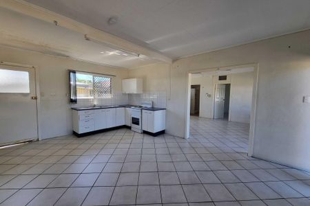 TWO BEDROOM TWO BATHROOM UNIT - CLOSE TO TOWN! - Photo 5