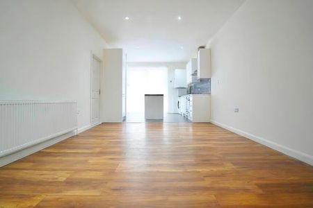 3 Bed Flat, Hayes Crescent, NW11 - Photo 2