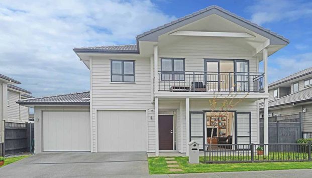 LARGE FOUR BEDROOM FAMILY HOME - Photo 1