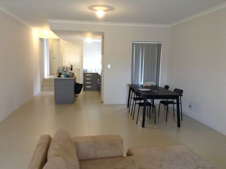 Large House in Top Location. Near Curtin Uni. - Photo 4