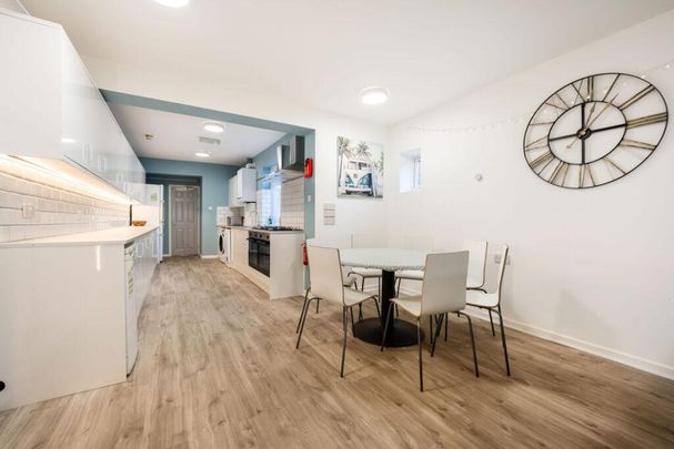 8 bedroom terraced house to rent - Photo 1