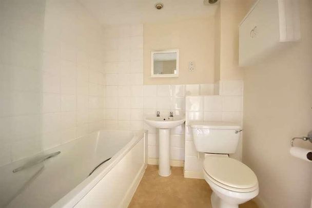 Rosebanks, Nr Town Centre, RG21 - Photo 1