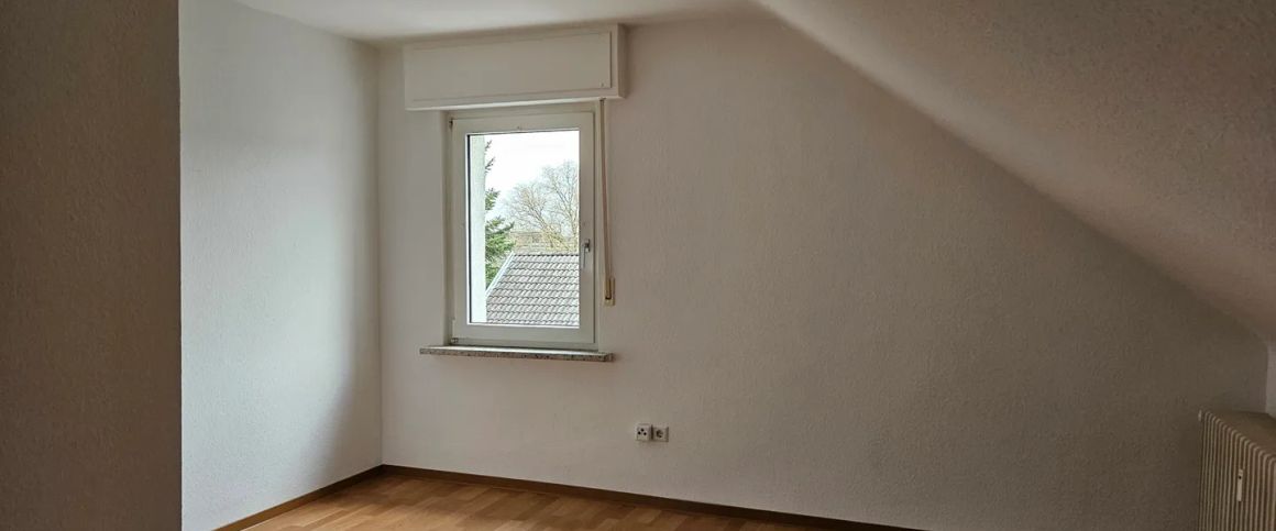 Moderne Dachgeschosswohnung im Grünen - Photo 1