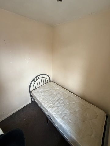 3 Bed Flat, Glenmore Parade, HA0 - Photo 5